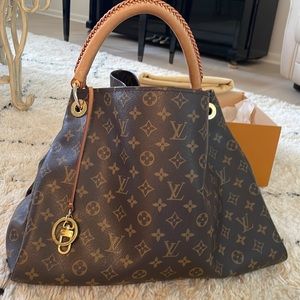 Louis Vuitton Artsy MM monogram bag
